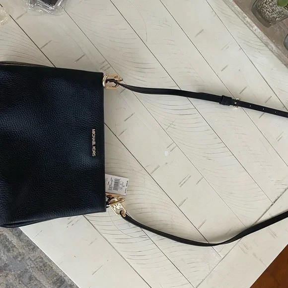 Nwt Michael Kors black gold leather Trisha medium crossbody 3 compartment zip - Picture 5 of 11
